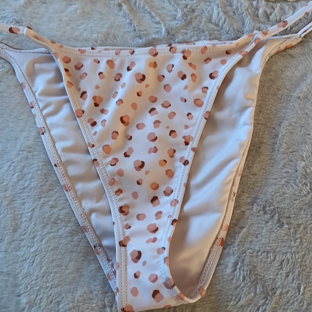 Cute bikini - Picture 4 of 5